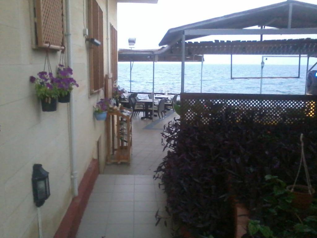 Yali Hotel Side Exterior photo